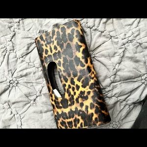 Leopard clutch